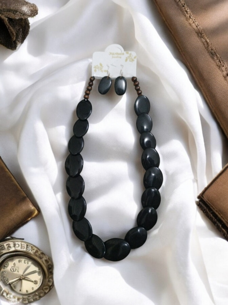 Fancy Resin Black Necklace Set - Image 5