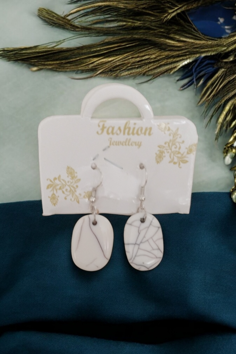 Fancy Resin White Necklace Set - Image 4
