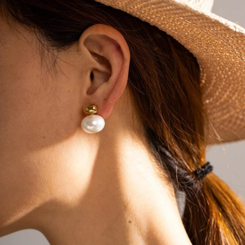 Pearl and Gold Stud Earrings. - Image 3
