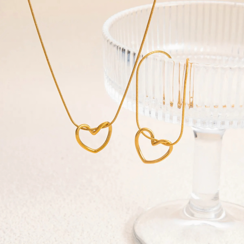 Gold Open Heart Pendant Necklace. - Image 2