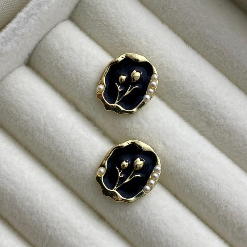 Circle drop earrings.