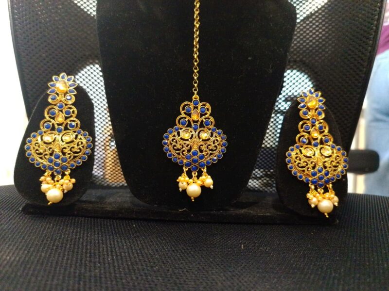 Indian Maang Tikka and Earrings featuring blue Kundan stones and pearls. - Image 2