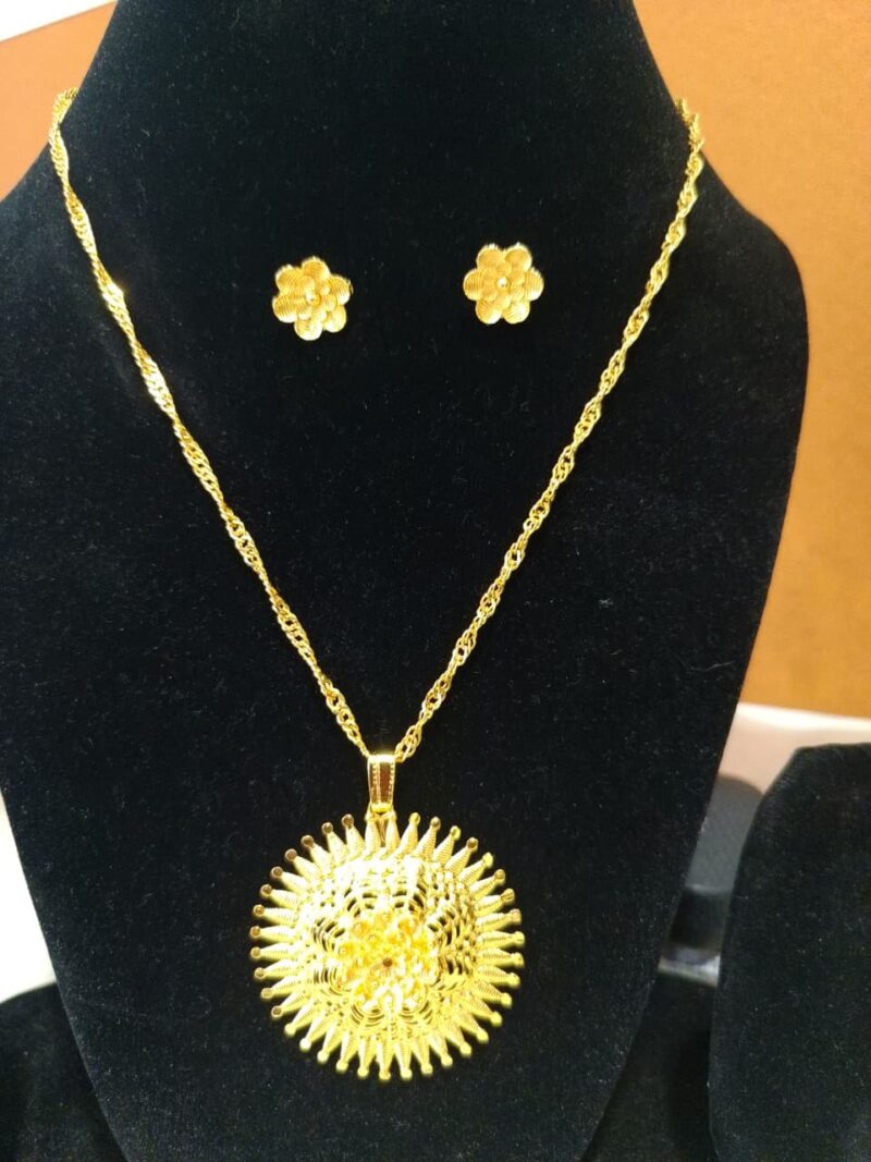 gold-plated chain pendant set with matching earrings, - Image 2