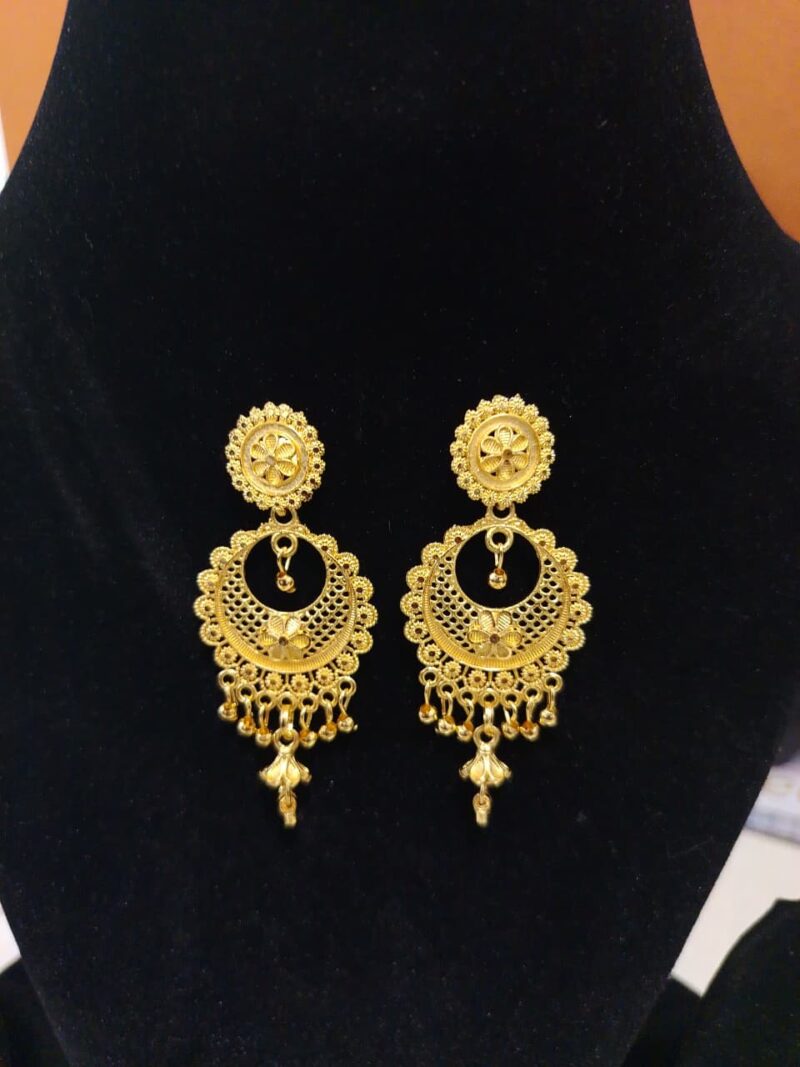 gold jhumka earrings,