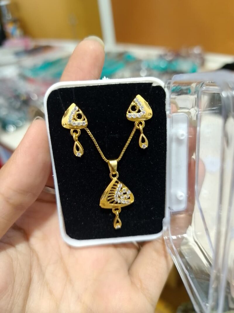 American Diamond (Cubic Zirconia) pendant set with a matching chain and earrings, - Image 2