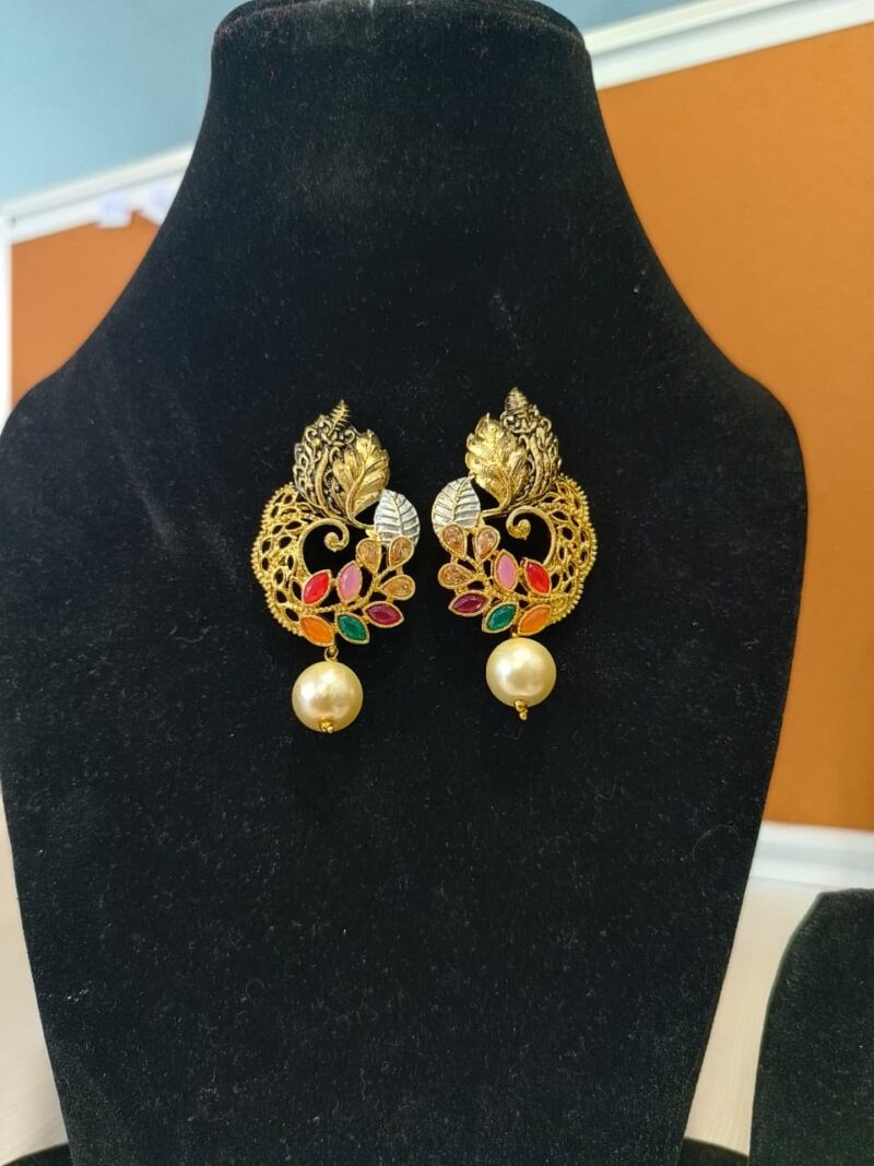 "Dual Peacock Designer Jadau Kundan Earrings with Pearls - Image 4